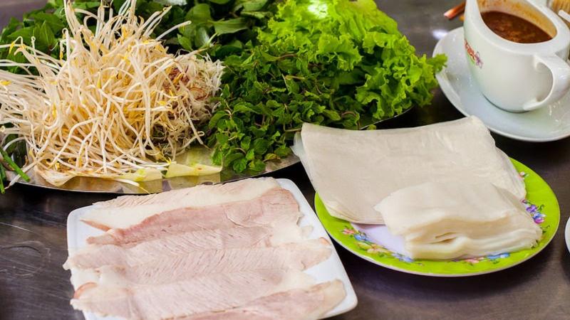 Bánh tráng cuốn thịt heo hai đầu da đầy đủ rau sống và mắm nêm, món cuốn thanh mát đặc trưng Đà Nẵng.